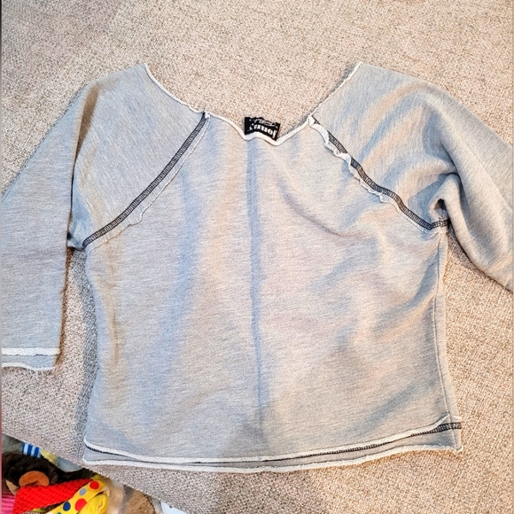 Off-shoulder sweater - Picture 2 of 4